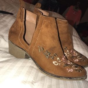 Olivia Miller flowered booties !! 💓